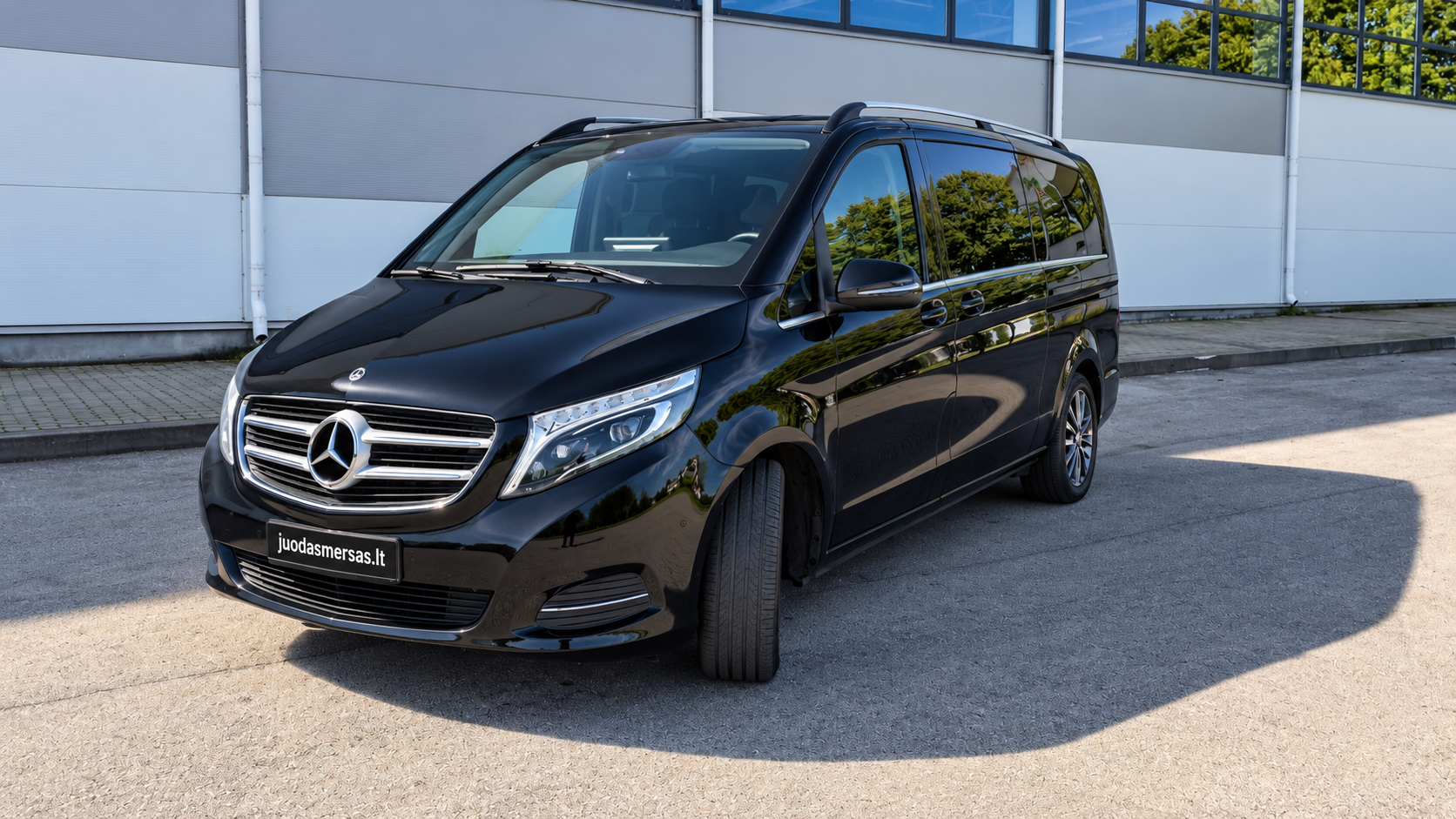 Juodas Mercedes-Benz V250 extra-long premium mikroautobusas